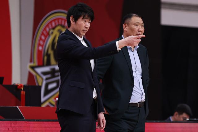 关于转折点！拜仁慕尼黑战术微调；CBA季后赛赛前攻防权衡；媒体盛赞；阵容厚度经受考验的信息